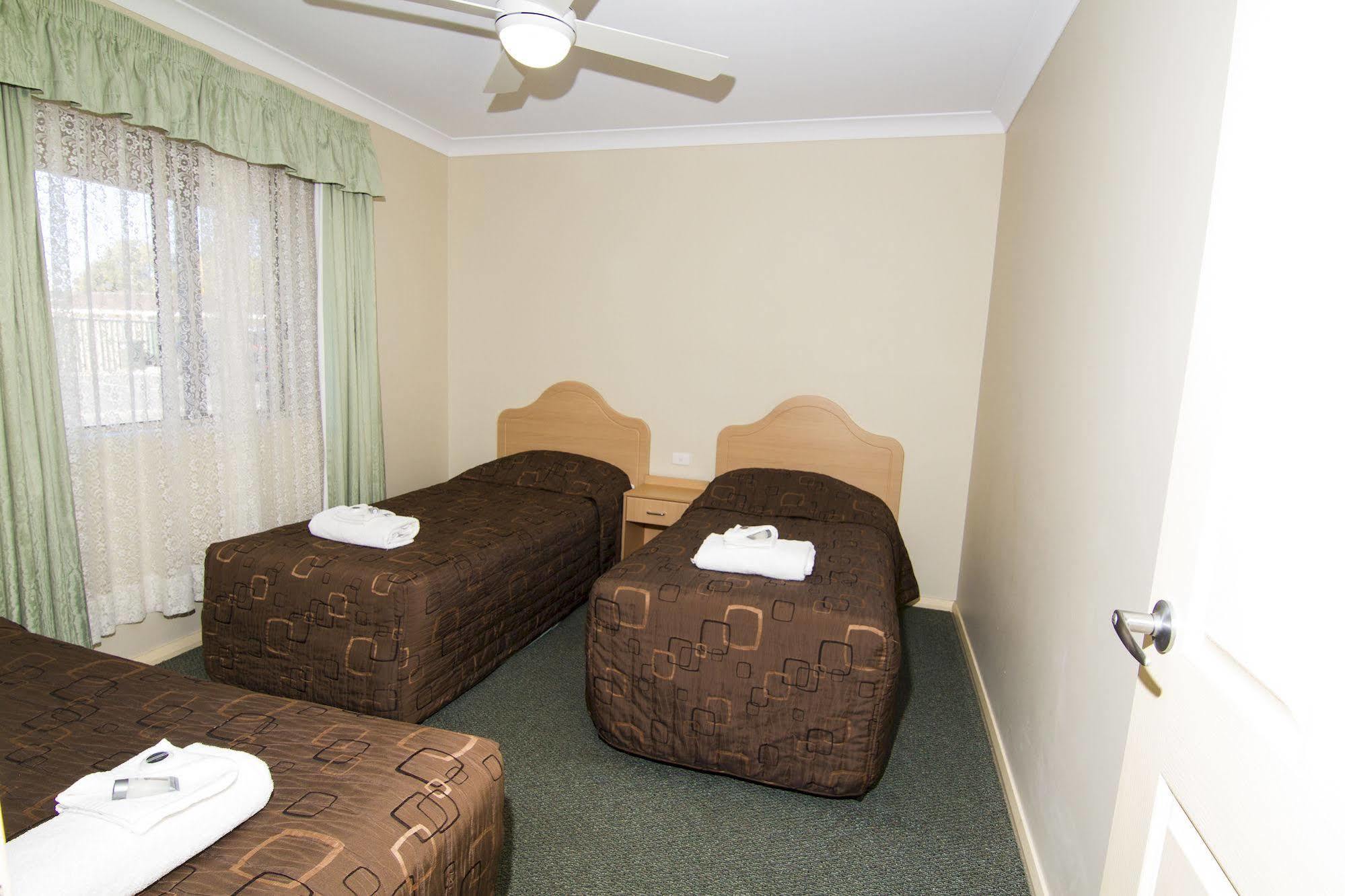Green Gables Motel Даббо Экстерьер фото