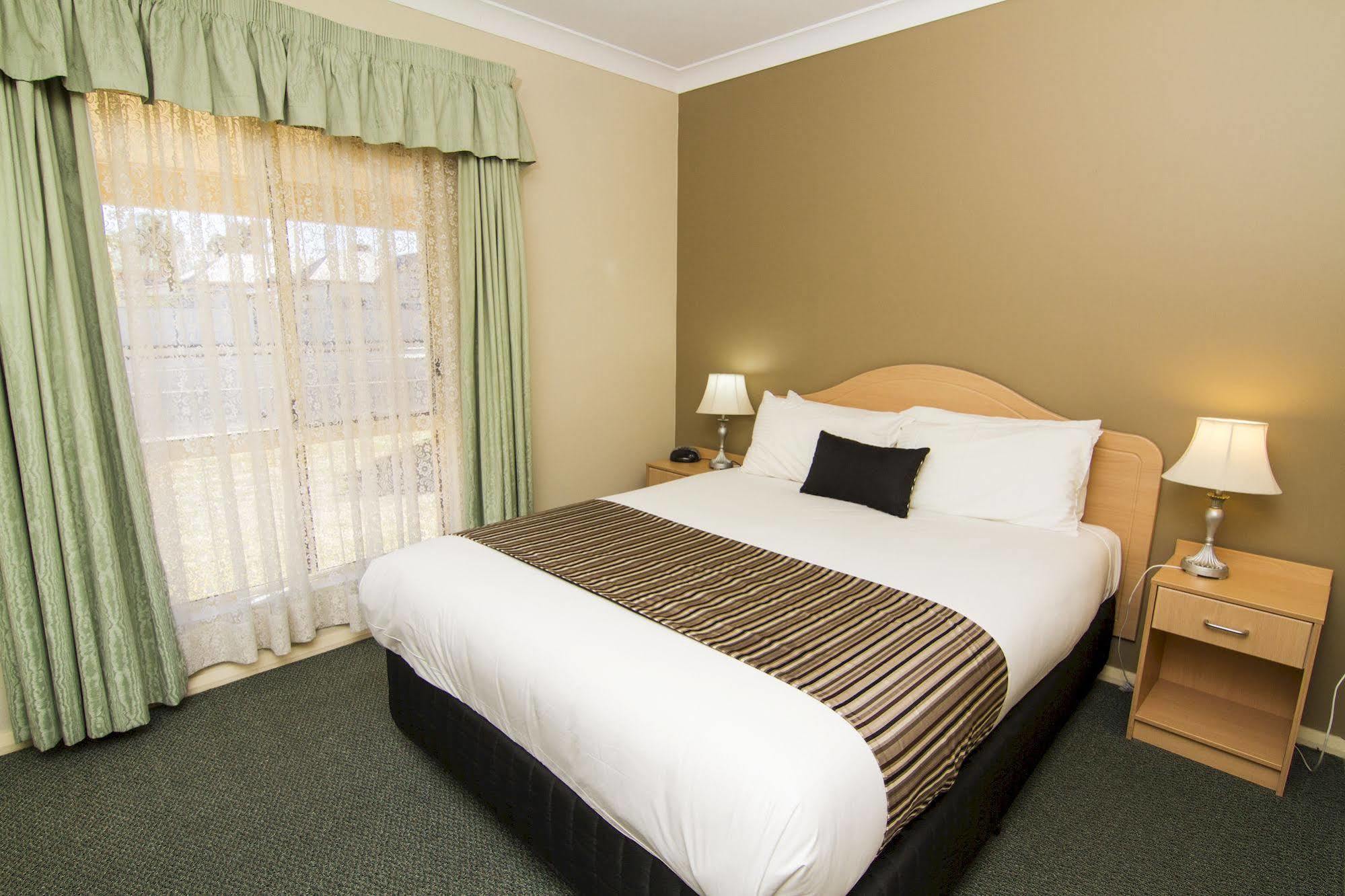 Green Gables Motel Даббо Экстерьер фото