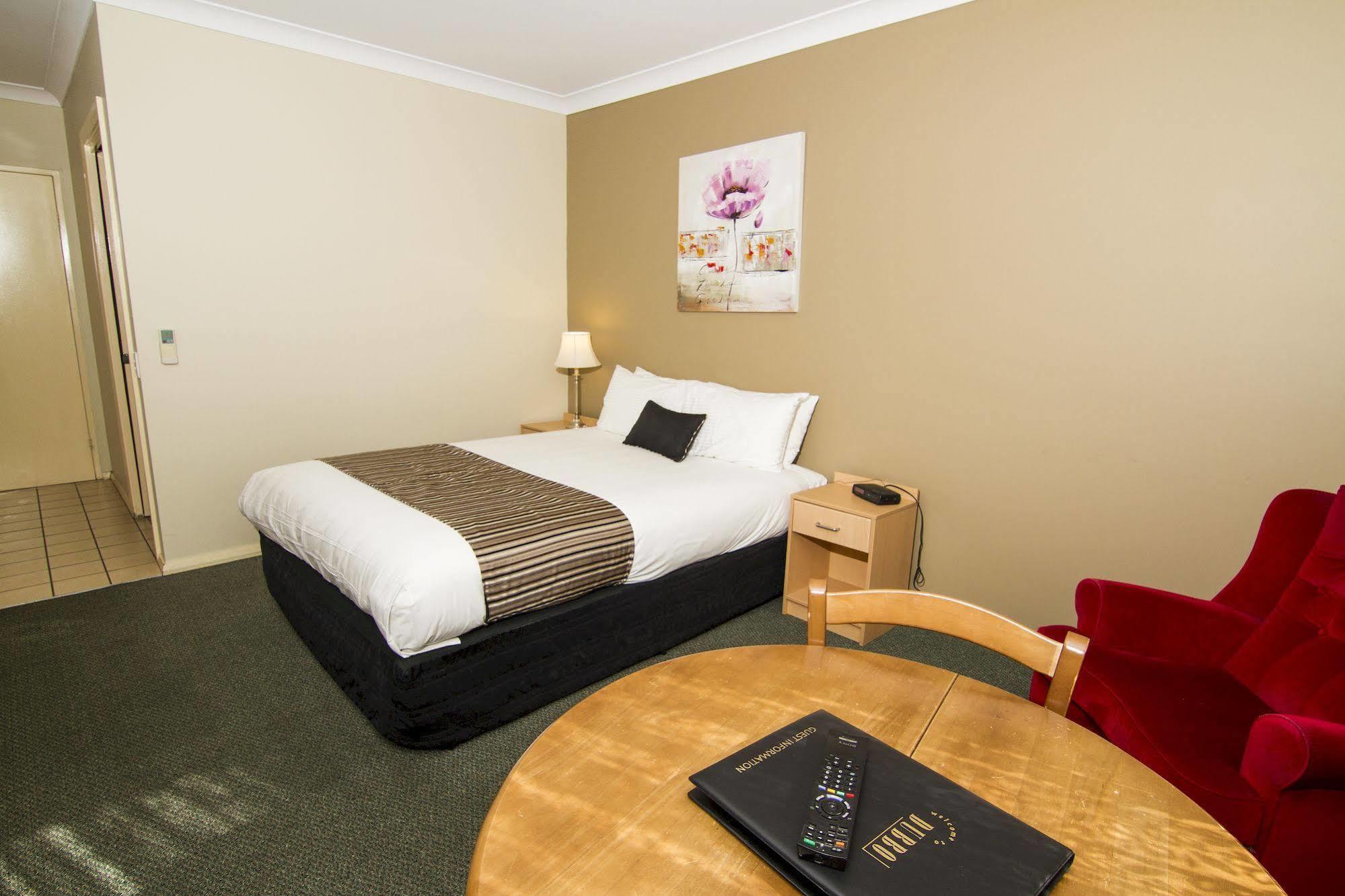 Green Gables Motel Даббо Экстерьер фото